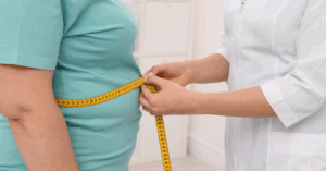 Ilustración comparativa de sobrepeso vs obesidad mostrando diferencias en niveles de grasa corporal y riesgos para la salud.